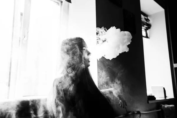 Adolescente Aspirante Joven Chica Blanca Bonita Fumando Cigarrillo Electrónico Frente —  Fotos de Stock