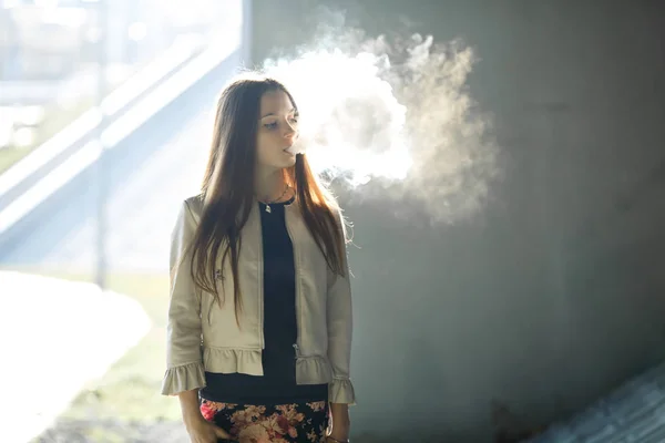 Adolescente Vape Menina Bonito Nova Roupas Casuais Fuma Cigarro Eletrônico — Fotografia de Stock