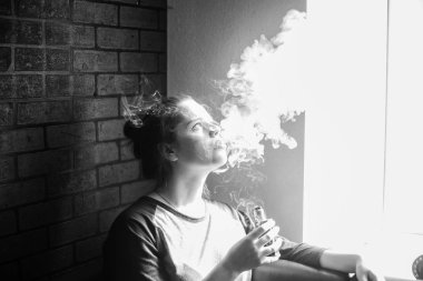 Sorunlu cildi olan Vape genç. Barda elektronik sigara içen genç sevimli kız portresi. Sağlık için zararlı kötü alışkanlık. Vaping aktivitesi. Siyah nad beyaz.