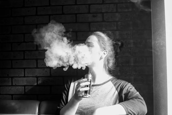 Vape Teenager Problémovým Pletí Portrét Mladé Milé Dívky Jak Kouří — Stock fotografie