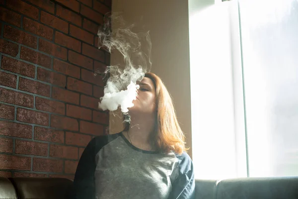 Vape Adolescente Com Pele Problema Retrato Menina Bonito Jovem Fumar — Fotografia de Stock