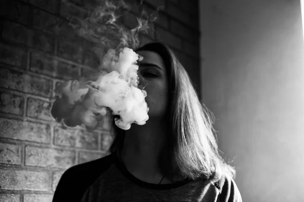 Vape Adolescente Com Pele Problema Retrato Menina Bonito Jovem Fumar — Fotografia de Stock