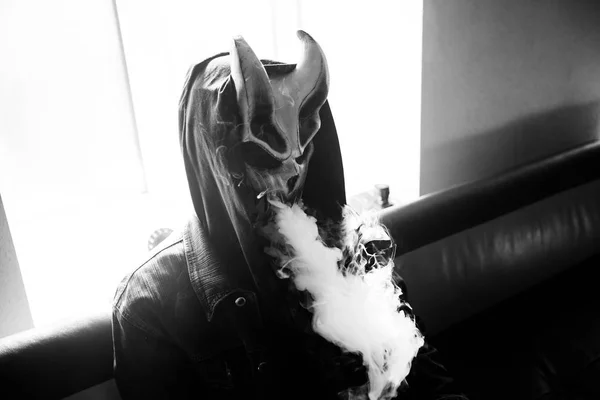 Vape Man Devil Mask Och Huva Röka Elektronisk Cigarett Inomhus — Stockfoto