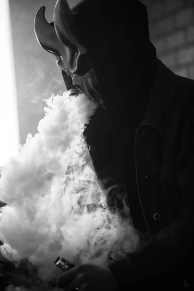 Homem Macaco Com Máscara Diabo Capuz Fumar Cigarro Electrónico Dentro — Fotografia de Stock