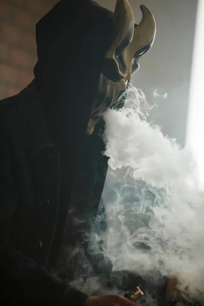 Homem Macaco Com Máscara Diabo Capuz Fumar Cigarro Electrónico Dentro — Fotografia de Stock