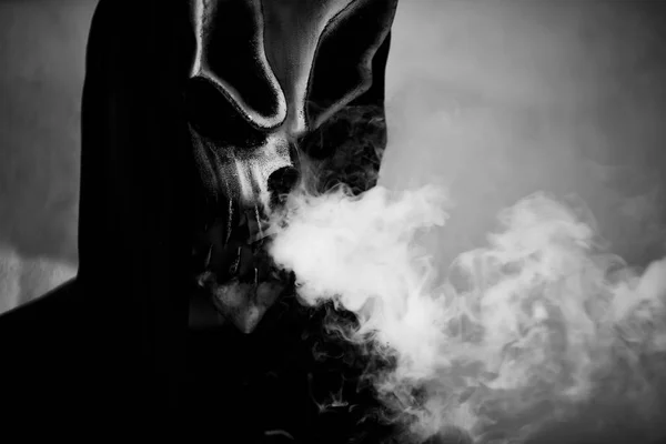 Vape Man Devil Mask Och Huva Röka Elektronisk Cigarett Utomhus — Stockfoto