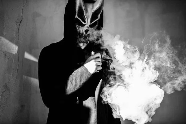 Vape Man Devil Mask Och Huva Röka Elektronisk Cigarett Utomhus — Stockfoto