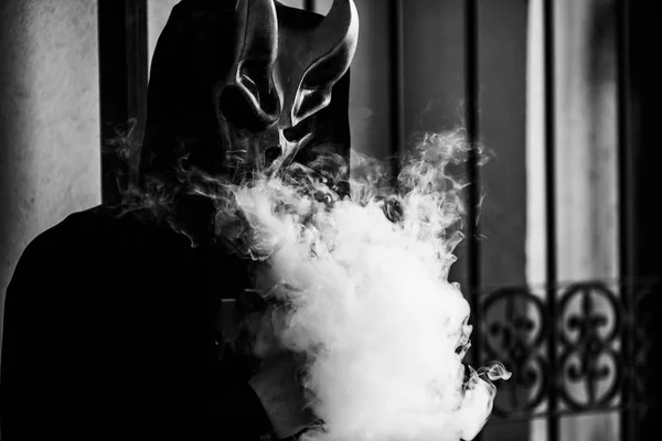Vape Férfi Ördög Maszk Motorháztető Dohányzás Elektronikus Cigaretta Szabadban Puffs — Stock Fotó