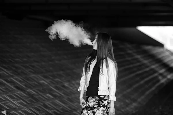 Adolescente Vape Menina Bonito Nova Roupas Casuais Fuma Cigarro Eletrônico — Fotografia de Stock