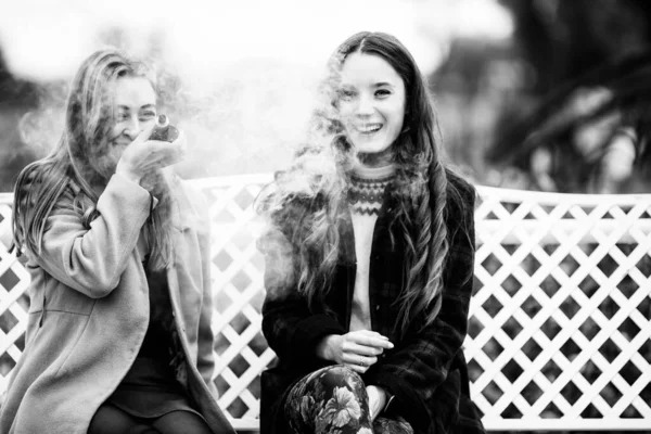 Kouření Vaření Mladé Krásné Bílé Teeage Dívky Neformálním Oblečení Sedí — Stock fotografie