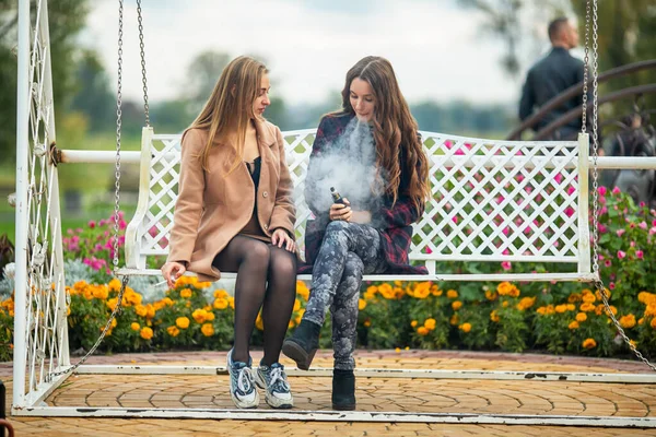 Fumare Vaporizzare Giovani Belle Ragazze Adolescenti Bianche Abiti Casual Siedono — Foto Stock