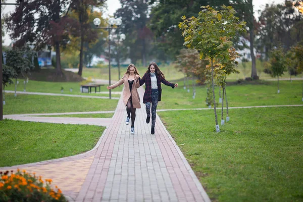 Biseksüel Ilişki Sonbaharda Sokaklarda Genç Beyaz Kızlar Lezbiyen Çift Aşk — Stok fotoğraf