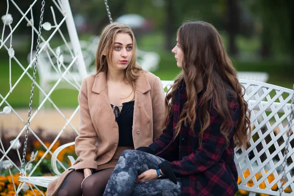 양성애 관계의 레즈비언젊은 소녀들 가을에 벤치에 있습니다 레즈비언 커플의 스토리 — 스톡 사진