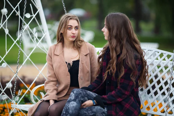 Relazione Bisessuale Lesbiche Giovani Adolescenti Caucasiche Sulla Panchina Strada Autunno — Foto Stock