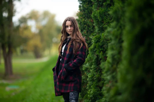 Egy Fiatal Csinos Tinédzser Lány Portréja Egy Kabátban Utcán Ősszel — Stock Fotó