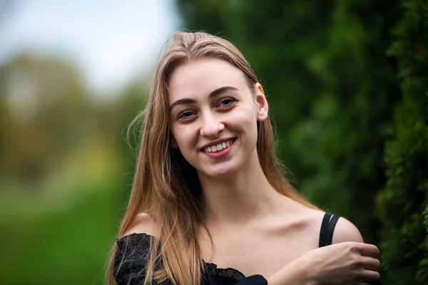 Retrato Uma Jovem Menina Bonita Adolescente Vestido Entre Thuja Rua — Fotografia de Stock