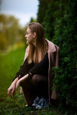 Sonbahar akşamları sokakta, genç ve güzel bir kızın paltolu portresi..