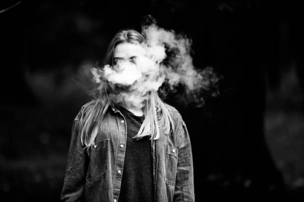 Znásilněná Puberťačka Mladý Krásný Bílý Dospívající Dívka Ležérní Oblečení Vaping — Stock fotografie