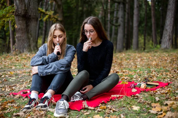 Vaporizzare Adolescenti Lgbt Bisessuale Lesbiche Giovani Ragazze Caucasiche Adolescenti Abiti — Foto Stock