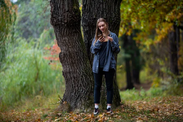 Adolescente Con Telefono Vaporizzatore Giovane Bella Adolescente Bianca Abiti Casual — Foto Stock