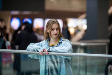 Ergen. Genç, beyaz, beyaz, uzun saçlı, sorunlu tenli ve uzun saçlı genç bir kız..