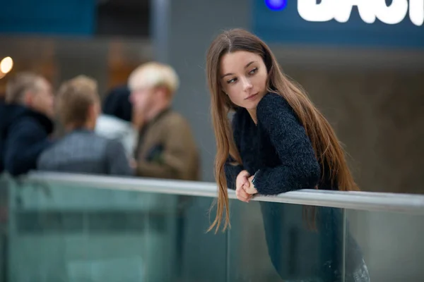 Adolescente Joven Bastante Blanco Caucásico Adolescente Con Pelo Largo Con — Foto de Stock