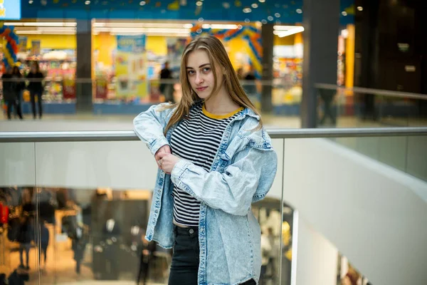 Adolescent Jeune Jolie Jeune Adolescente Blanche Caucasienne Aux Cheveux Longs — Photo