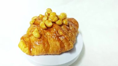 Beyaz arkaplanda Macadamia kruvasanı tabağını kapat..