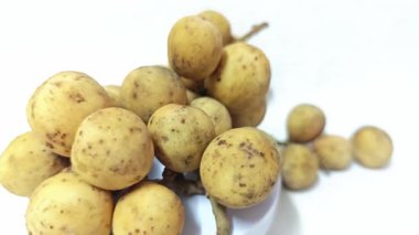 Beyaz arka plan üzerinde izole Longkong meyve.