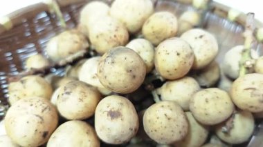 Beyaz arka plan üzerinde izole Longkong meyve.