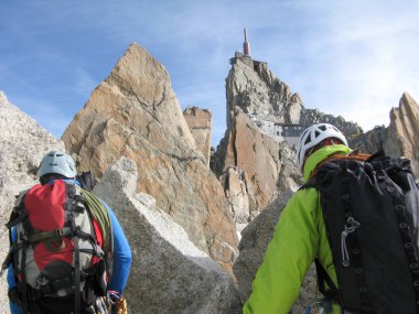 dağ Rehberi ve bir erkek istemci üzerinde bir yüksek zirvesi Chamonix yakınındaki Fransız Alpleri'nde kayalık ridge ilerliyor