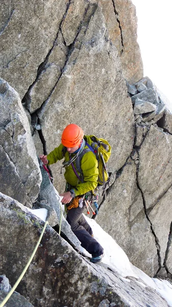 Mannelijke Bergbeklimmer Doorloopt Een Lastig Rock Schoorsteen Zijn Weg Naar — Stockfoto