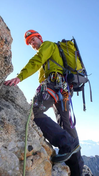 Bergführer Führt Klettern Auf Exponiertem Granitgrat Den Alpen — Stockfoto
