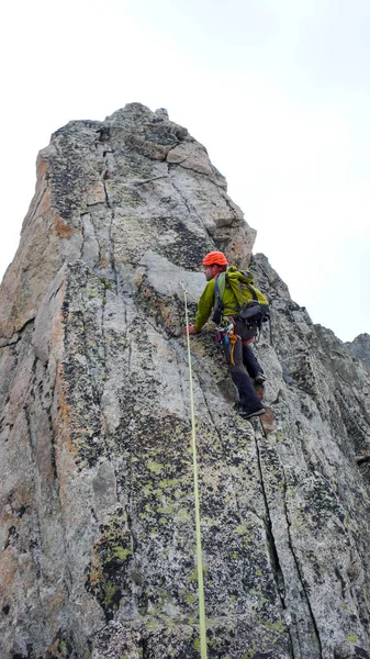 Bergführer Führt Klettern Auf Exponiertem Granitgrat Den Alpen — Stockfoto