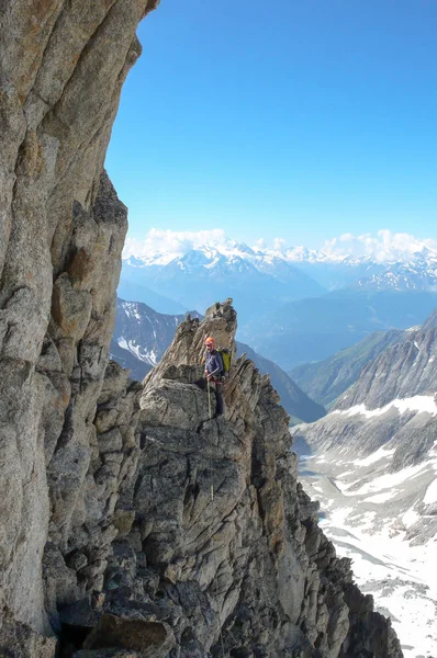 Male Mountain Guide Lead Climbing Exposed Granite Ridge Alps — Stock Photo, Image