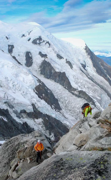 Mountain Guide Male Client Rocky Ridge Heading High Summit French — Stock Photo, Image