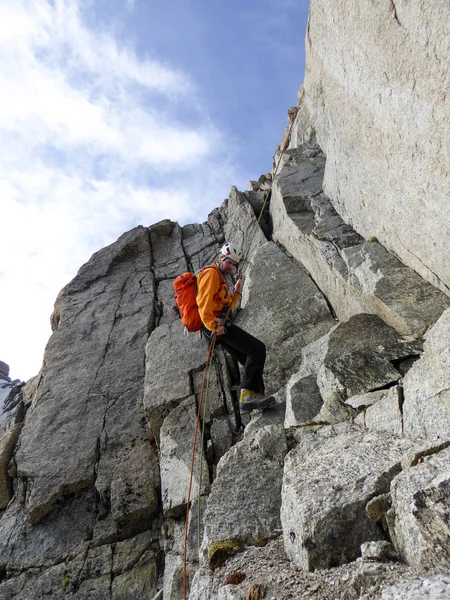 雄性登山者在法国阿尔卑斯山附近的绳索陡峭的岩石山脊上 — 图库照片