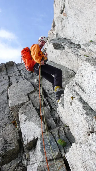 雄性登山者在法国阿尔卑斯山附近的绳索陡峭的岩石山脊上 — 图库照片