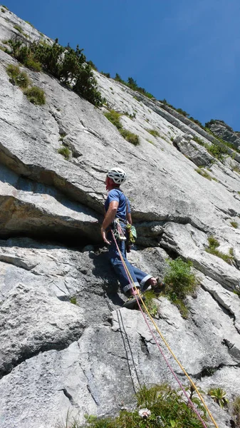 在瑞士的阿尔卑斯山指南攀登坚硬岩石攀登的路线陡峭的板沥青 — 图库照片