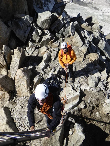 Bergführer Und Kunde Machen Sich Bereit Eine Leiter Zum Ausgang — Stockfoto