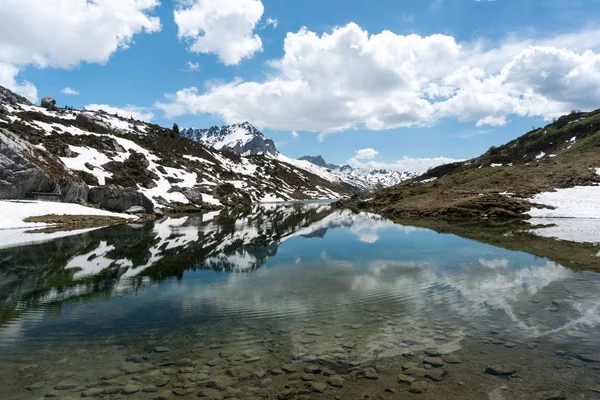 Nádherné Horské Jezero Alpách Odrazy Zbytky Sněhu — Stock fotografie