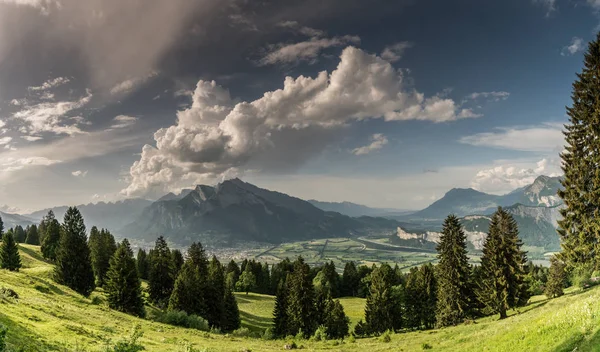 スイスのアルプスの素晴らしい景色と豪華な山の風景 — ストック写真