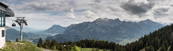 スイスの山の風景のケーブル鉄道駅とパノラマ ビュー — ストック写真
