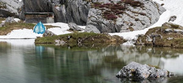 Idylické Nedotčené Horské Jezero Rozbitý Člun Břeh Sněhové Pole — Stock fotografie