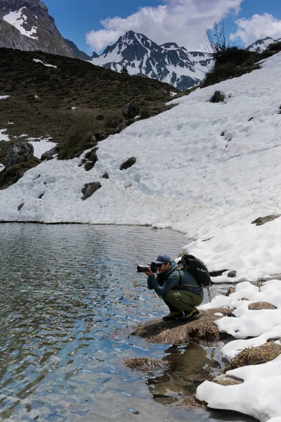 Mužské Krajiny Fotograf Pracuje Umístění Natáčení Švýcarských Alpách Poblíž Klosters — Stock fotografie