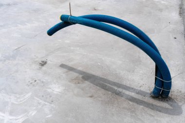 mavi plastik borular ve boru elektrik tesisatı ve beton zemin temel yapı