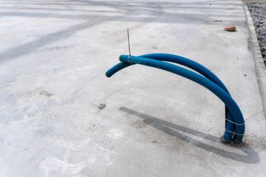 mavi plastik borular ve boru elektrik tesisatı ve beton zemin temel yapı