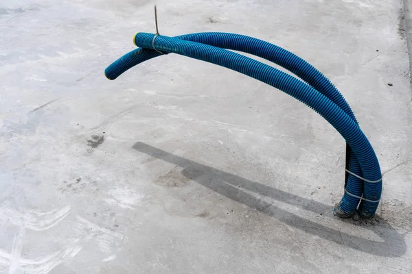 mavi plastik borular ve boru elektrik tesisatı ve beton zemin temel yapı