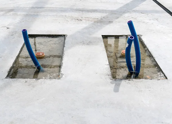 mavi plastik borular ve boru elektrik tesisatı ve beton zemin temel yapı