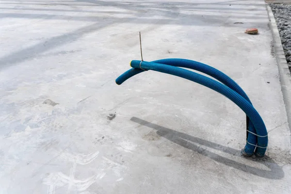 mavi plastik borular ve boru elektrik tesisatı ve beton zemin temel yapı